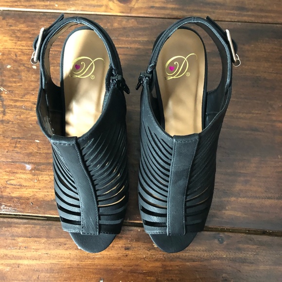 Black Gladiator Strappy Heel - Picture 4 of 8